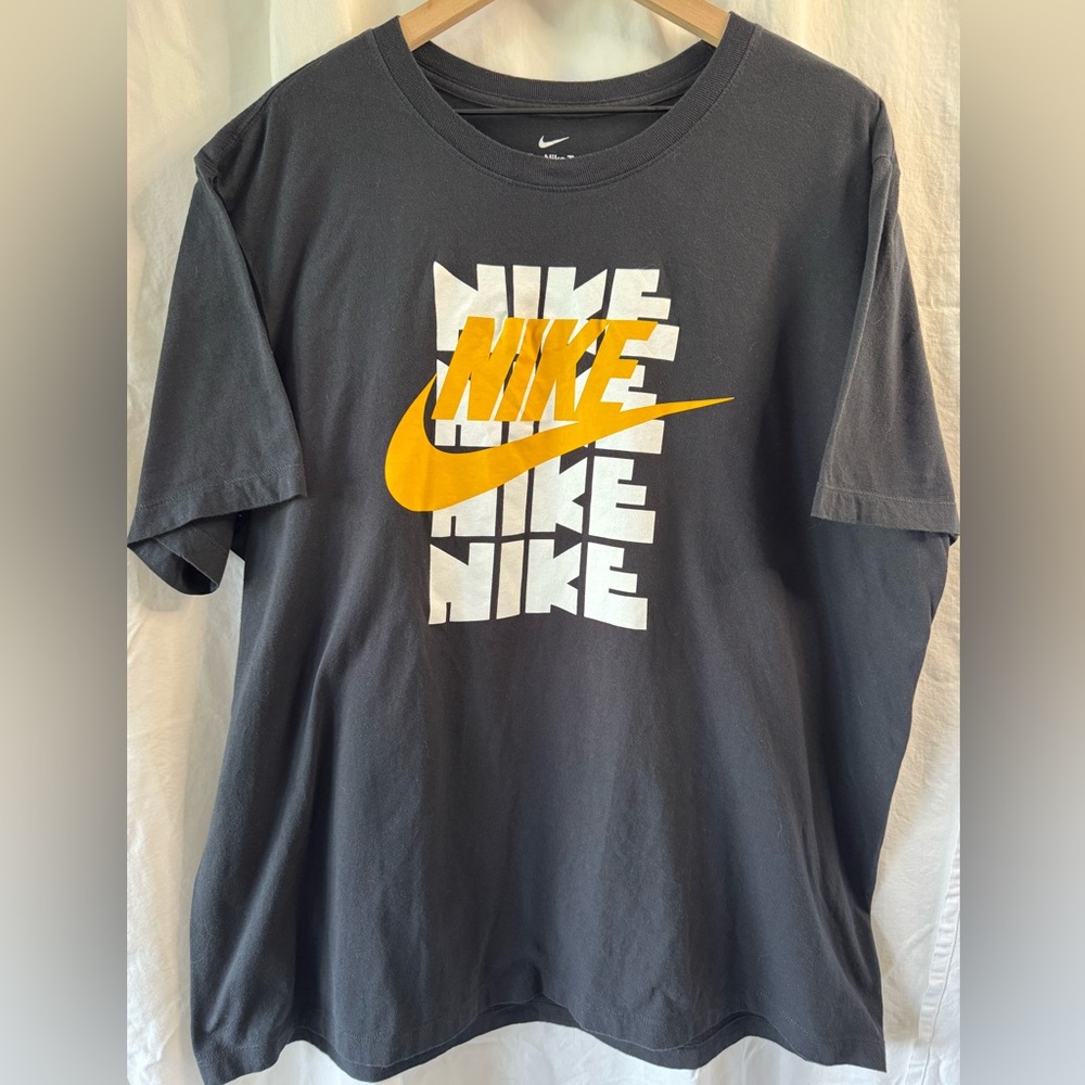 Nike men’s XXL retro style crewneck tshirt black and yellow